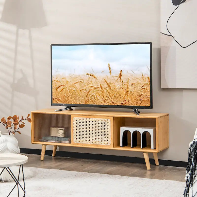 Meuble TV Mid-Century Modern avec portes coulissantes en rotin et verre trempé