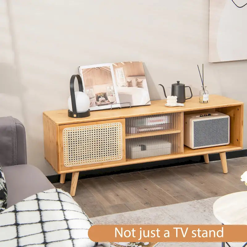 Meuble TV Mid-Century Modern avec portes coulissantes en rotin et verre trempé