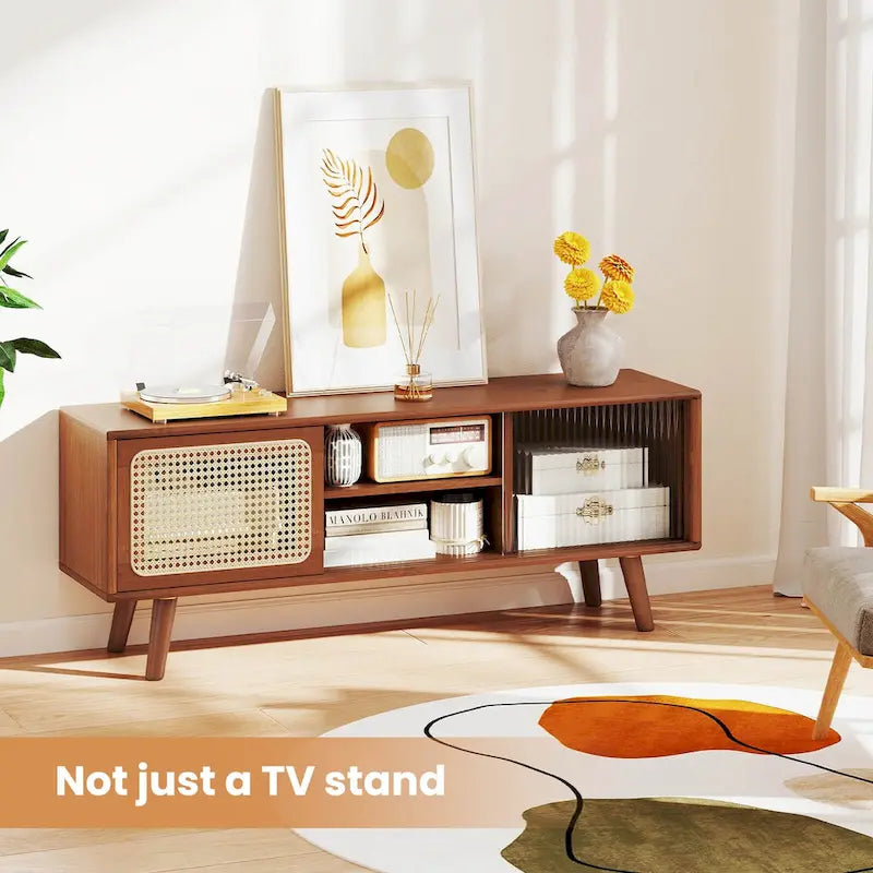 Meuble TV Mid-Century Modern avec portes coulissantes en rotin et verre trempé