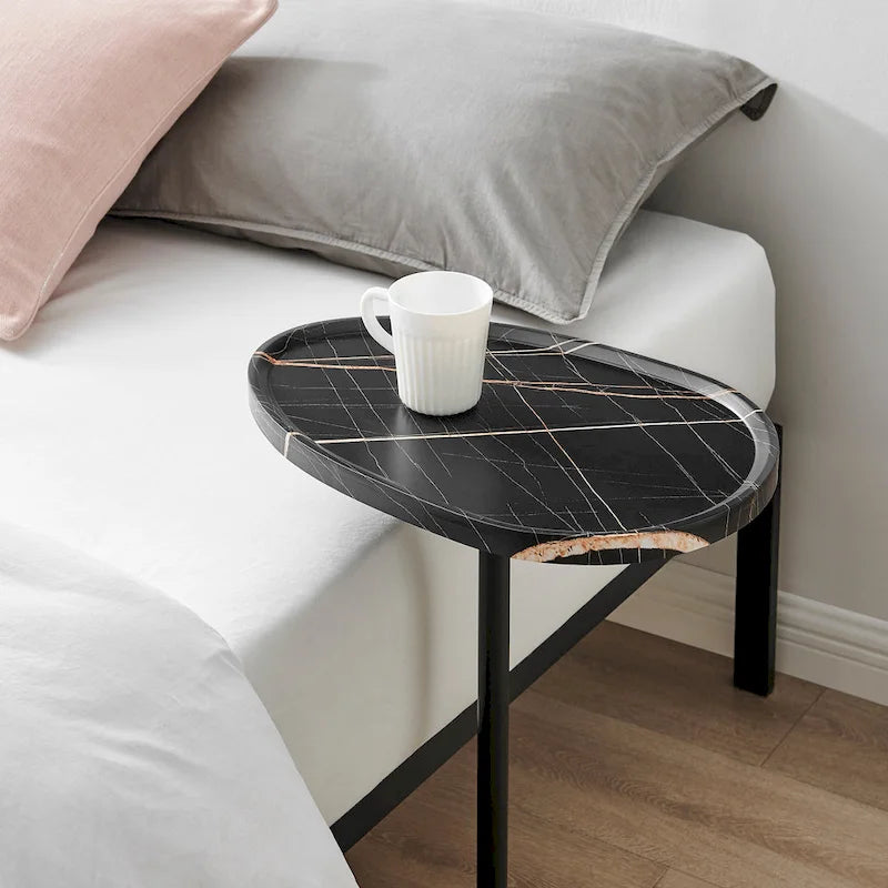Table d'appoint ovale en forme de larme avec bord surélevé et piétement en métal en Y
