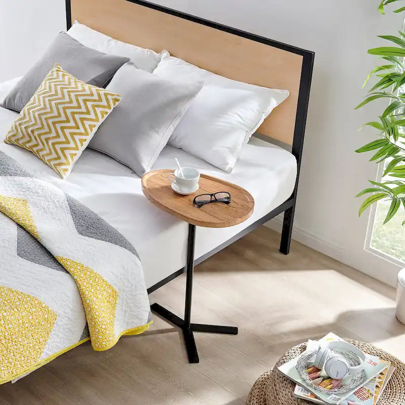 Table d'appoint ovale en forme de larme avec bord surélevé et piétement en métal en Y